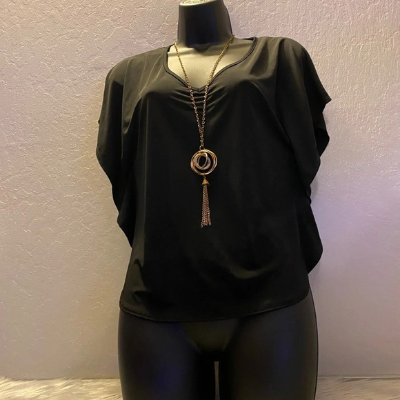 🆕 Julie’s Closet Black Blouse with Accent Necklace - Picture 4 of 9